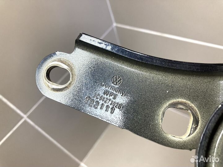 Петля крышки багажника