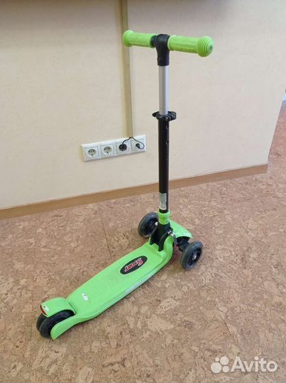 Самокат трехколесный со светящимися колесами