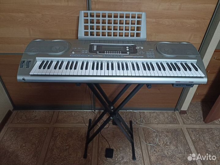 Синтезатор Casio WK-3700 с подставкой, без торга