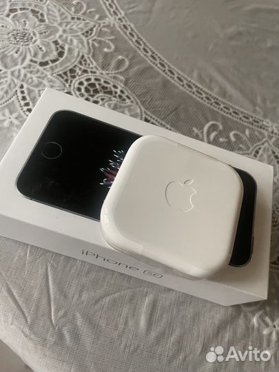 Коробка apple от iPhone SE