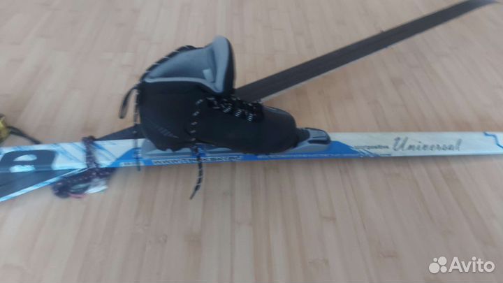 Лыжные ботинки с лыжами