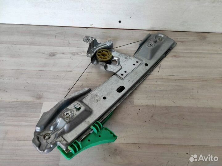 Стеклоподъемник задний правый Opel Astra J 2010