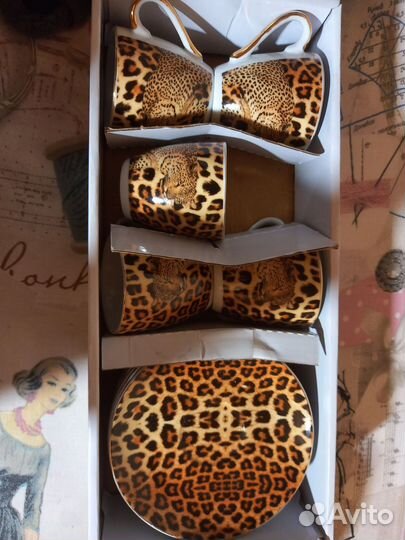 Кофейные чашки с блюдцами