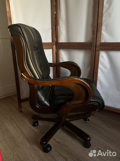 Кожанное кресло руководителя