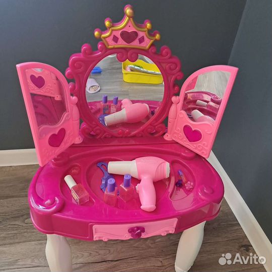 Детский туалетный столик