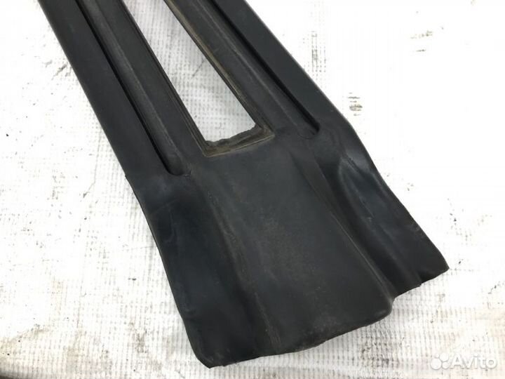 Уплотнитель ш-образный левый Subaru Outback BPE