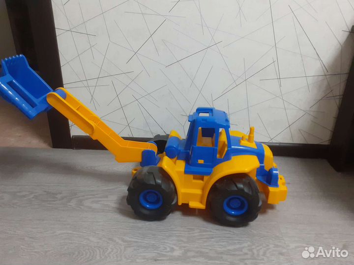 Игрушка синий трактор