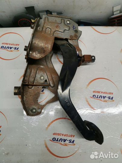 Педаль сцепления Nissan Qashqai 1.6 HR16DE 2012