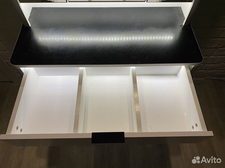 Туалетный столик с зеркалом и подсветкой