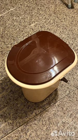 Кресло-туалет для инвалидов с ведром