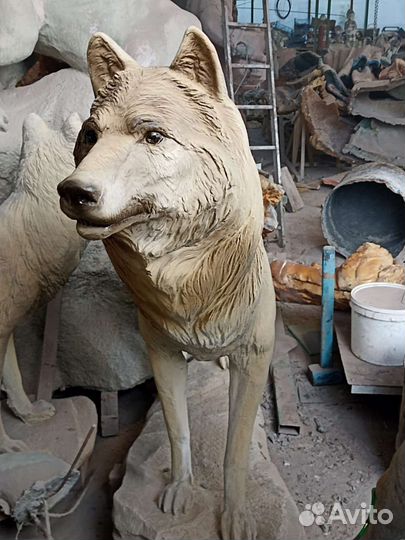 Скульптуры волк и волчица