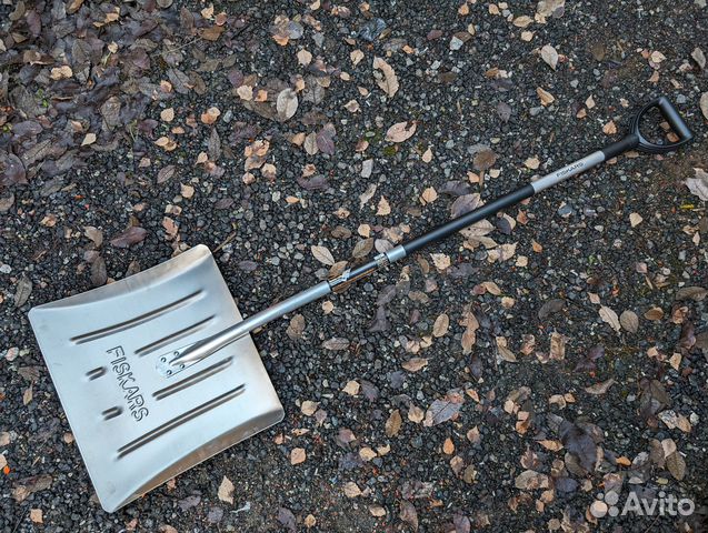 Снеговая алюминиевая лопата Fiskars 1001636 купить в Мурино с доставкой ...