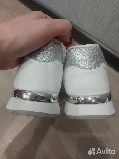 Кроссовки женские (40 размер)