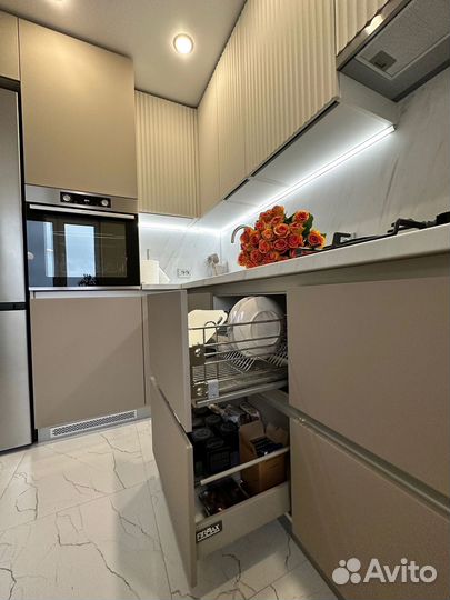 Угловая кухня под потолок на заказ в Новосибирске