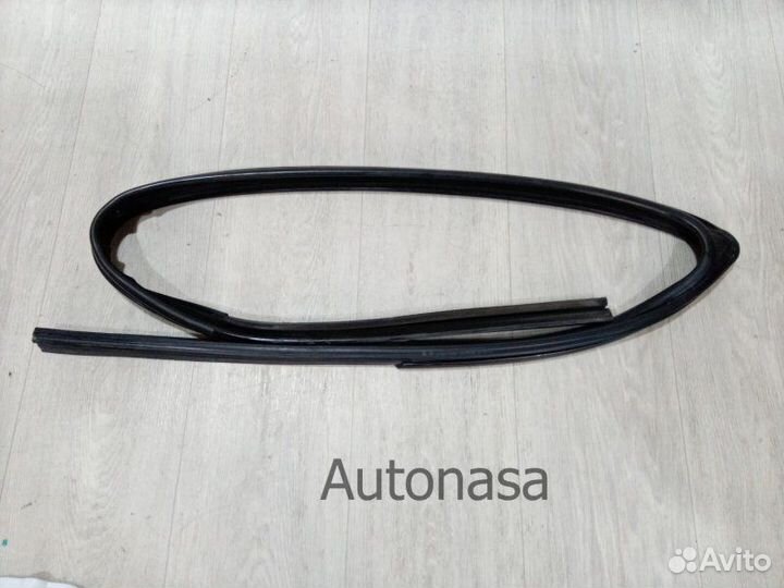 Уплотнитель стекла двери передний правый Renault