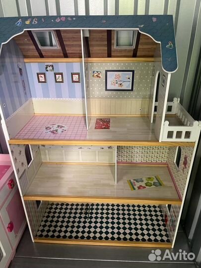Деревянный кукольный дом