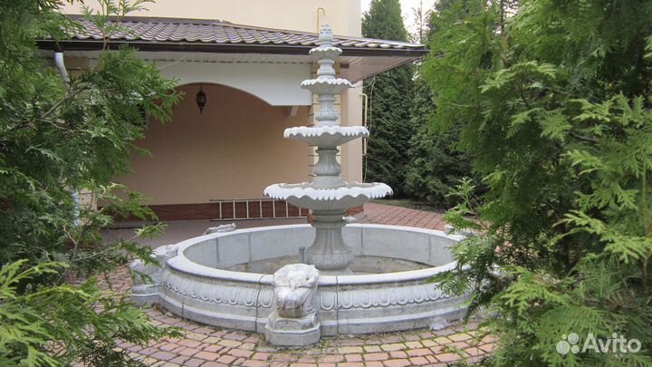 Фонтан с ракушками из гранита