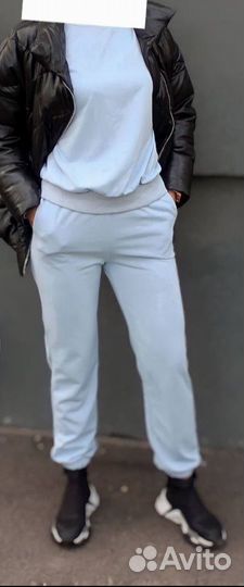 Спортивный женский костюм