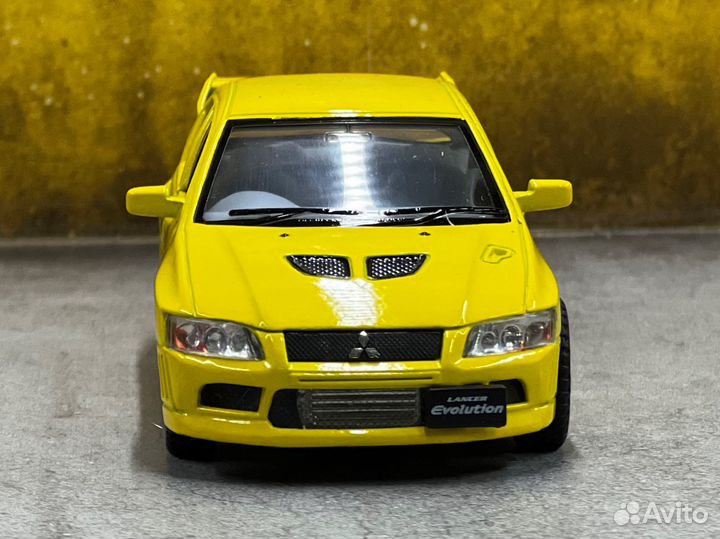 Моделька mitsubishi lancer evo 7 1/36 kinsmart