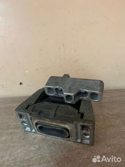 Опора двигателя правая Golf IV