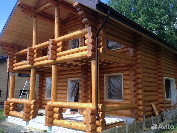 Сруб дома из бревна