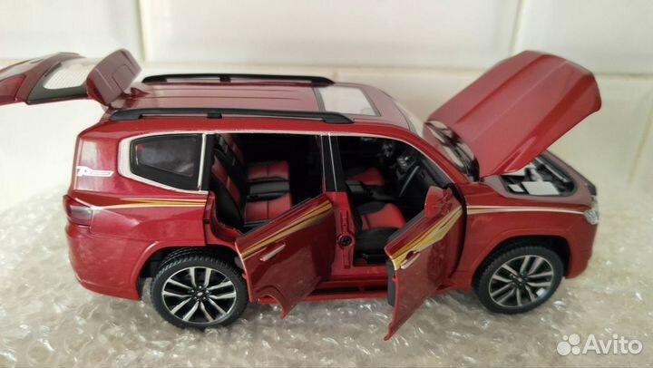 Коллекционная машинка Toyota Land Cruiser 300 1:24