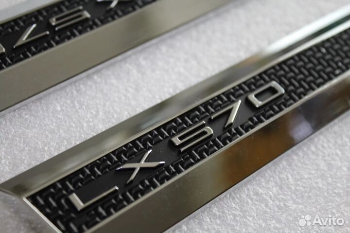 Эмблемы боковые (на крылья ) LX 570 с надписью LX