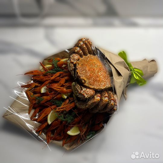 Мужской букет из раков, краба волосатика