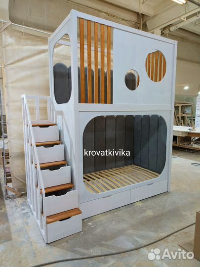 Двухъярусная Эко кровать домик с лестницей комодом