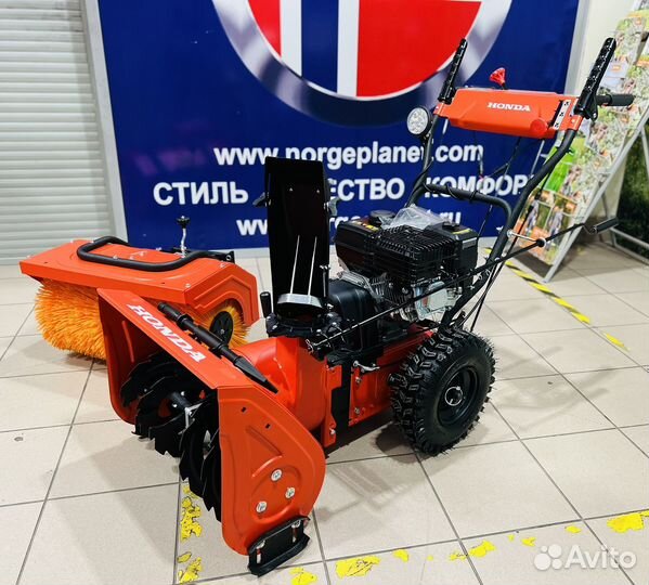 Снегоуборочная машина Honda + Подметальная насадка