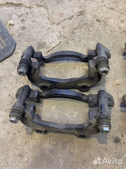 Скобы тормозные передние Ауди