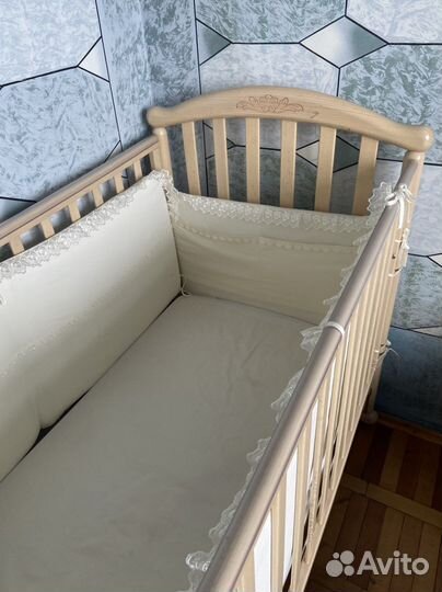Детская кроватка с маятником
