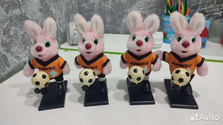 Заяц Duracell футболист статуэтка