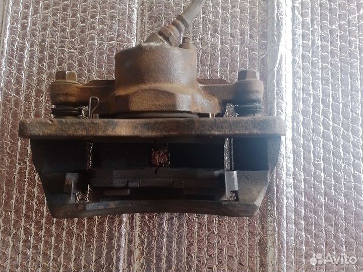 Суппорт передний правый оригинал Kia spectra 1.6