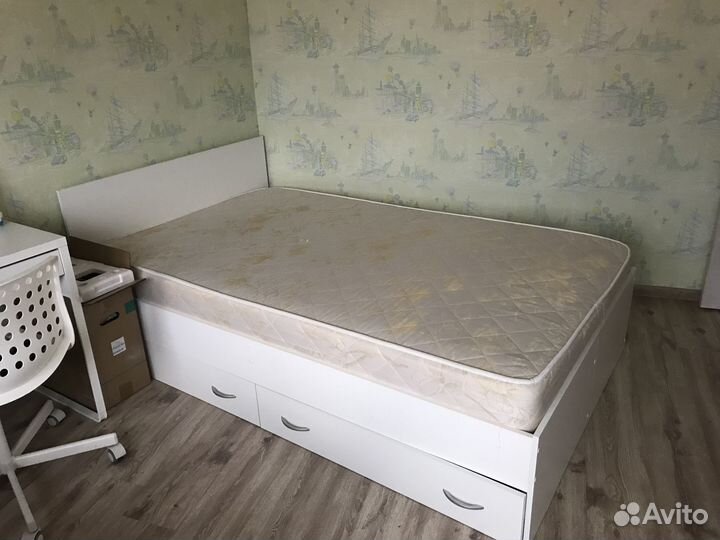 Кровать