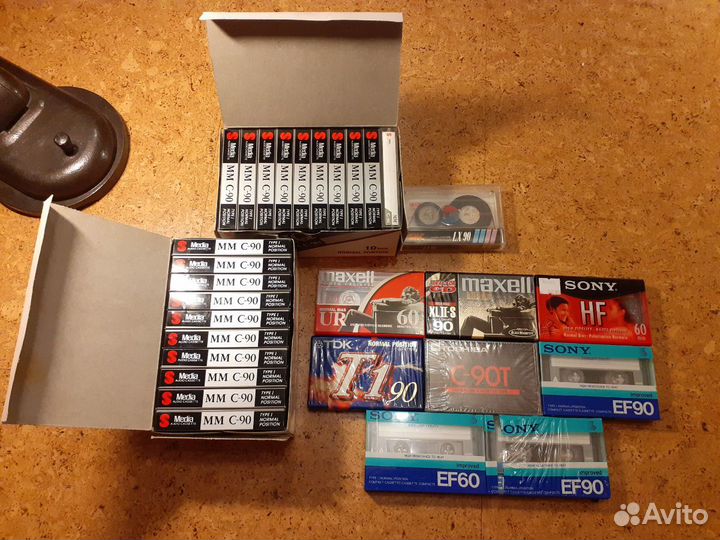 Компакт диски CD аудио кассеты винил плакат