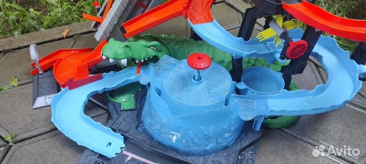 Hot wheels автомойка с крокодилом