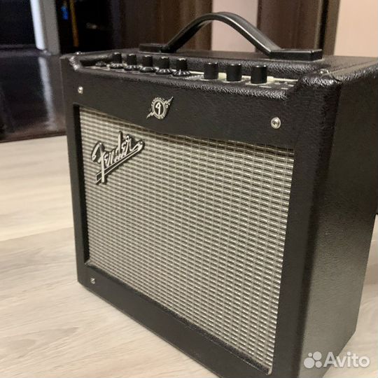 Комбоусилитель мustаngiv2 гитapa Fender squier