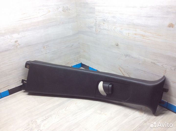 Обшивка стойки левая Jeep Grand Cherokee WK2