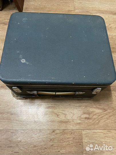 Катушечный магнитофон и проигрыватель пластинок