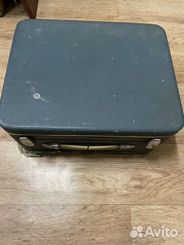 Катушечный магнитофон и проигрыватель пластинок