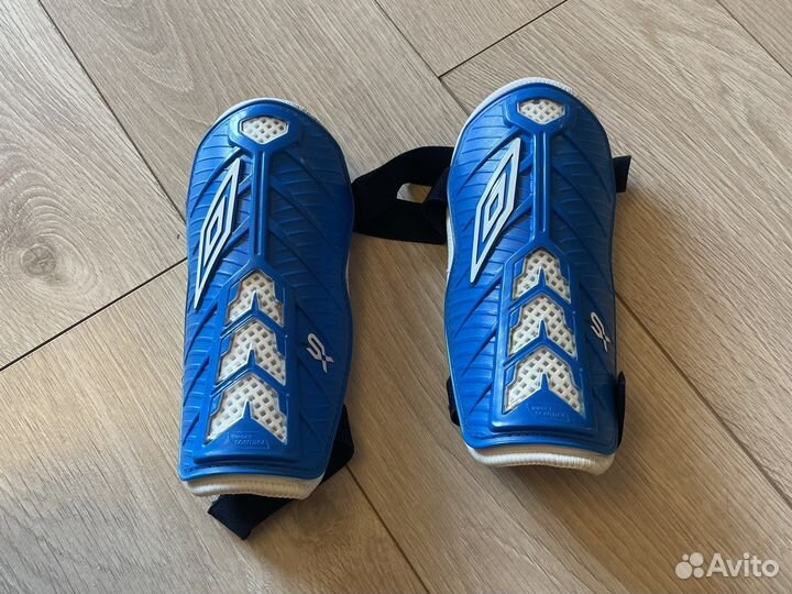 Футбольные щитки umbro