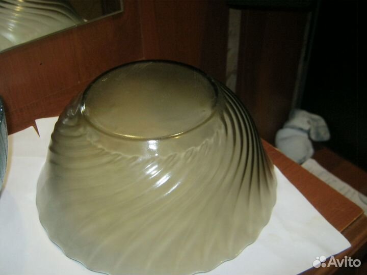 Большая стеклянная салатница с волнистыми узорами