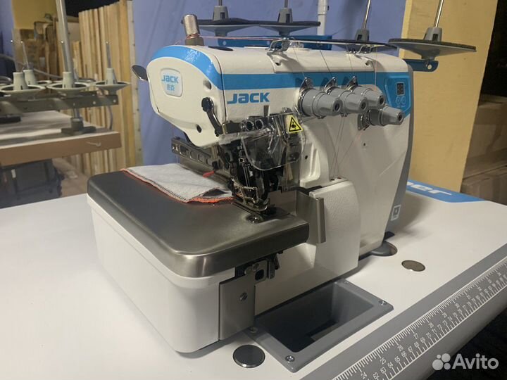 Промышленный 4-х ниточный оверлок Jack E4-4-M03