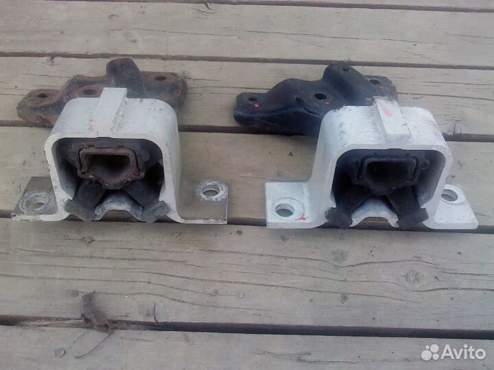 Опора двигателя правая Renault Logan