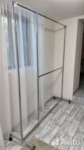 Вешалка напольная на колесах