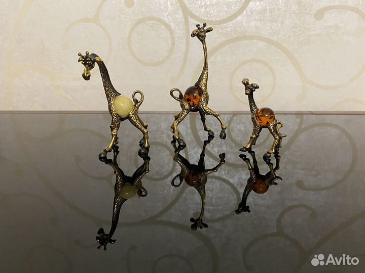 Статуэтка с янтарем Жираф. Семья