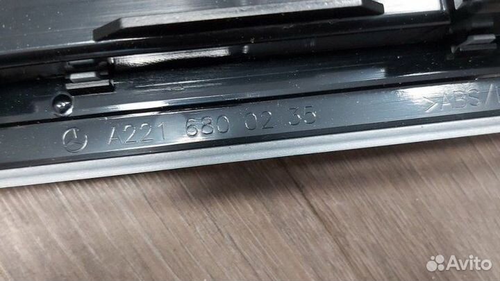 Декоративная накладка передняя правая Mercedes