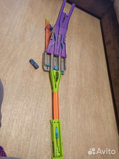 Трек хотвилс, разделяющий машину пополам