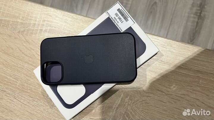 Кожаный чехол на iPhone 14